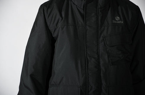 スクアドラ / コーチング中綿フーディハーフコート / 風を防ぐ前立てや腰を冷やさないカッティングなど、真冬に最適なハーフコートです。