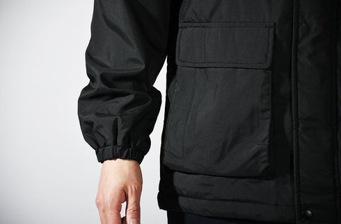 スクアドラ / コーチング中綿フーディハーフコート / 多数のポケットやハンドウォーマーがついていて、機能性もばっちり。