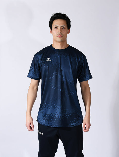 スクアドラ / グラフィック プラクティスシャツ / ストレッチ性に優れているので身体の動きを妨げず、激しいトレーニングにもおすすめ。