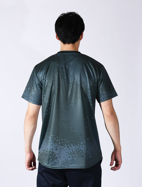 スクアドラ / グラフィック プラクティスシャツ / 吸水速乾とストレッチ性を備えたライトハニカムニット素材を使用し、快適なトレーニングをサポートします。