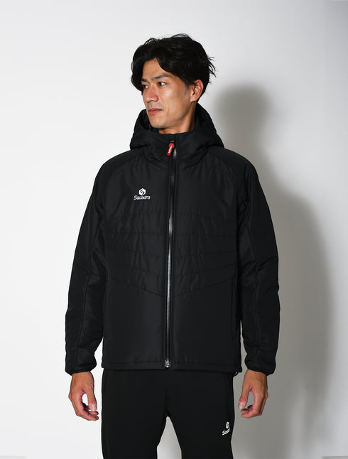 スクアドラ / ウィンターウォーマージャケット ギアテイストの中綿アウターには止水ファスナーを使用し、機能性を向上。