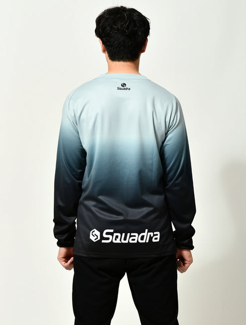 スクアドラ / グラフィックロングスリーブプラクティスシャツ (グラデーション) / 適度なスリムシルエットと吸汗速乾性や伸縮性に優れた生地で身体の動きを妨げません。スタイリッシュな見た目の長袖プラクティスシャツ。