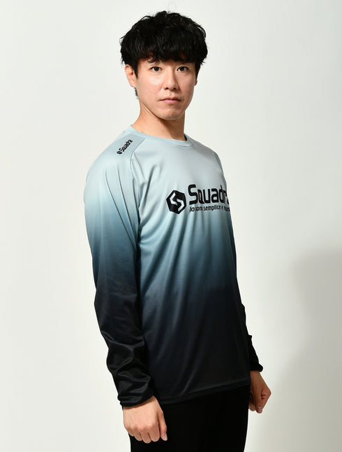 スクアドラ / グラフィックロングスリーブプラクティスシャツ 長袖タイプのプラクティスシャツは紫外線対策や、防寒対策としても優秀な一枚。