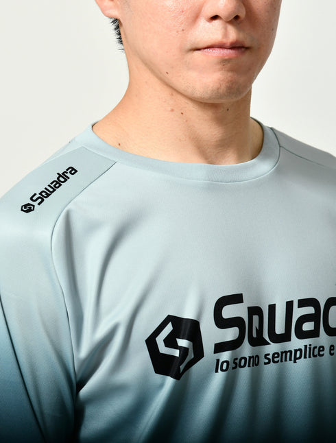 スクアドラ / グラフィックロングスリーブプラクティスシャツ モダンなグレーベースのプラクティスシャツは、大人っぽく着用可能。