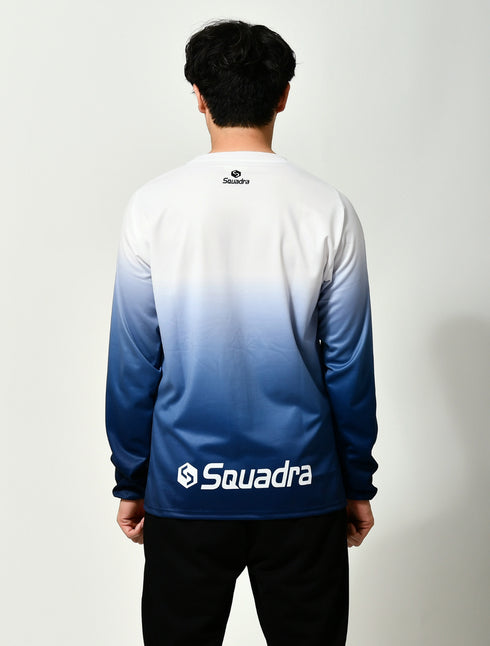 スクアドラ / グラフィックロングスリーブプラクティスシャツ 後ろ姿にもこだわったパターン。適度なスリムシルエットはトレーニングでのパフォーマンスを追求したい方に。