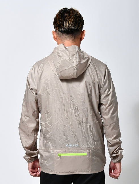 スクアドラ / ライトSQポケッタブル ウィンドシェルジャケット 背面にはジップを装備。このジップに収納すると、手のひらサイズで携帯しやすくなります。