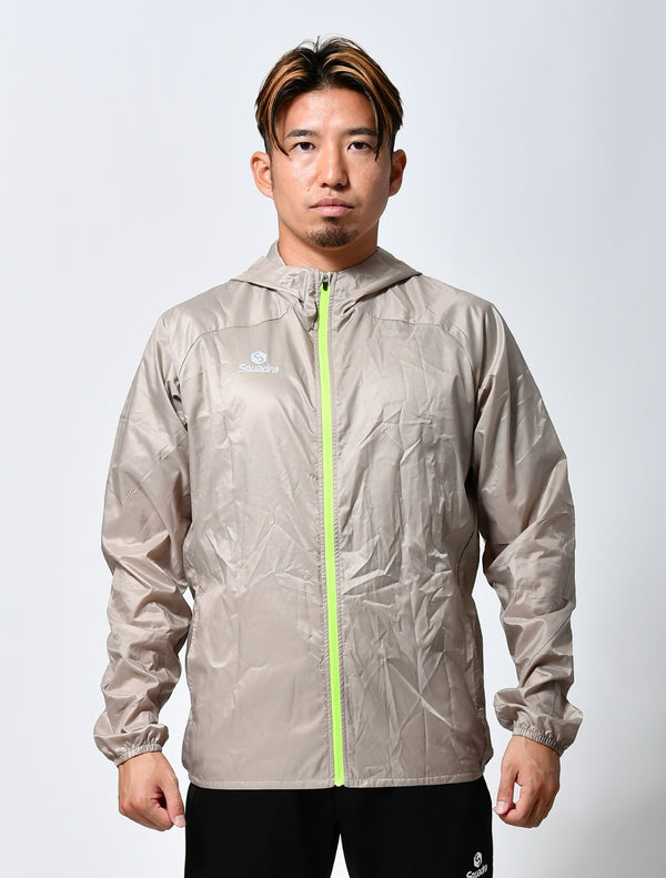 スクアドラ / ライトSQポケッタブル ウィンドシェルジャケット / ややスリム目のシルエットにすることで、防風性を実現。立体的なパターン・縫製により可動域をUP。カラダの動きは妨げません。スポーツシーンにピッタリの新しいシェルジャケットです。