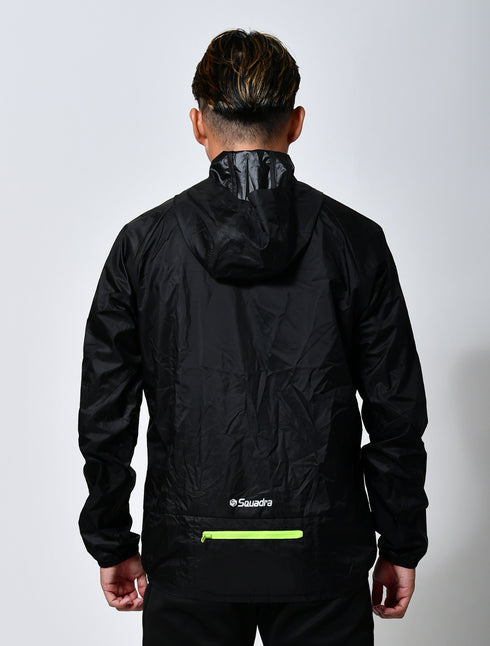 スクアドラ / ライトSQポケッタブル ウィンドシェルジャケット 背面のジップに収納し、持ち運びが容易になります。