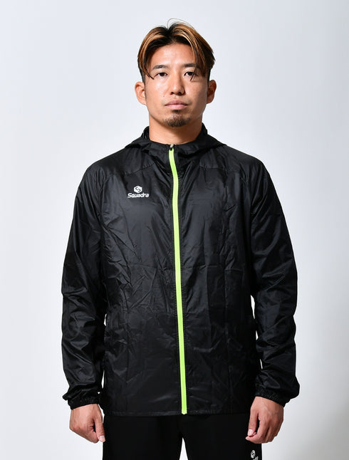 スクアドラ / ライトSQポケッタブル ウィンドシェルジャケット / 夜間も安全な再帰性反射プリント付き。超軽量のポリエステルタフタ素材で秋冬のトレーニングに最適。