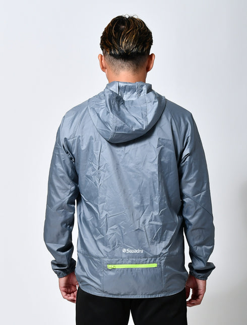 スクアドラ / ライトSQポケッタブル ウィンドシェルジャケット / トレーニング時に邪魔にならないセミオートマチックスライダー付き。袖部分にはホールド性をサポートした超極細の平ゴムを使用。