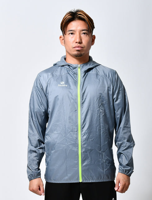 スクアドラ / ライトSQポケッタブル ウィンドシェルジャケット / 超軽量素材を採用したシェルフーディジャケット。背面のジップ部分に収納が可能。手のひらサイズの収納サイズを実現。