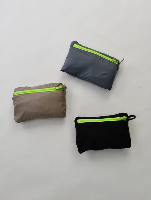 スクアドラ / ライトSQポケッタブル ウィンドシェルジャケット ポケッタブル仕様で、背面のジップに収納すると手のひらサイズになります。旅行や季節の変わり目にも優秀なアイテムです。