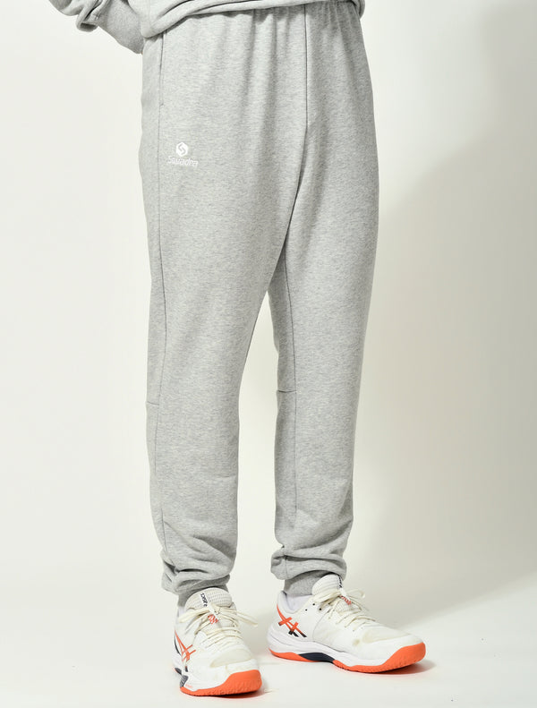 スクアドラ / DRY スウェットロングパンツ / コットン×ポリエステル生地のスウェットロングパンツ。抜群の耐久性に加え、吸水速乾性も兼ねそろえた1着。軽量性も抜群で移動着にもぴったり。