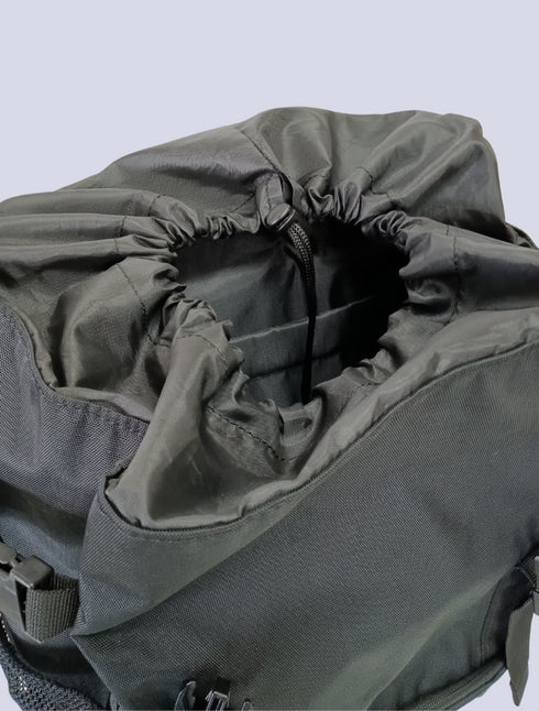 スクアドラ / バックパック (34L) サッカーやバスケ、バレーなど競技を問わずに使用可能。中型サイズのバックパック。