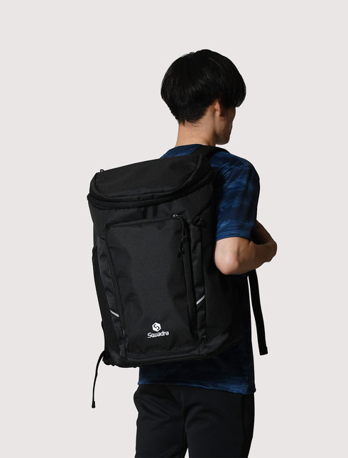 スクアドラ / バックパック (34L) 普段の部活やクラブ活動はもちろん、すこしの遠征などにもピッタリの容量を備えたバックパック。