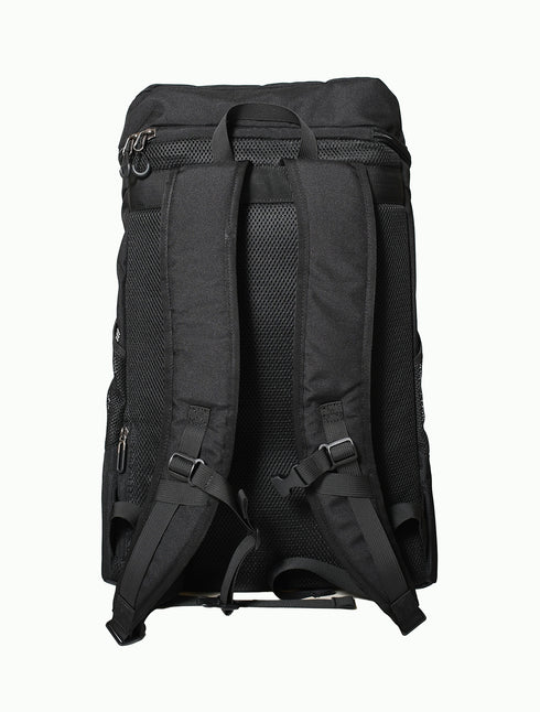 スクアドラ / バックパック (34L) 容量以上に収納可能で便利なリュックは、女性・男性問わずに使用可能なデザイン。