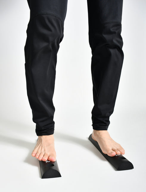 スクアドラ / スラックレール 使い方は、ただ踏むだけで簡単にトレーニングが出来るスポーツグッズ。オフィスや家トレといった室内でも使用可能。ストレッチやヨガにもオススメです。