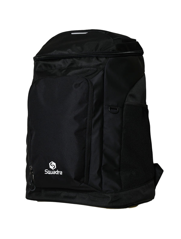 スクアドラ / チームバックパック (44L) 荷物が多い人におすすめな多収納なバックパック。ポケットや小物入れが充実しており、取り出しやすさに優れています。また、雨天時にも使用可能な撥水機能を装備。