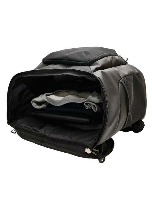 スクアドラ / チームバックパック (44L) 本体も収納力抜群。雨天時にも使用可能な撥水機能を備えています。